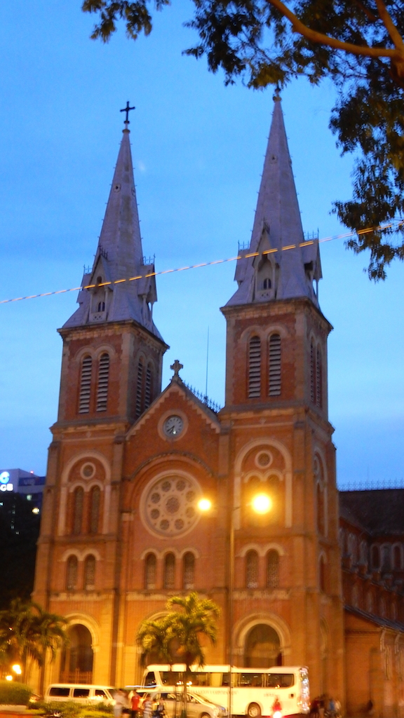 夜のサイゴン大聖堂